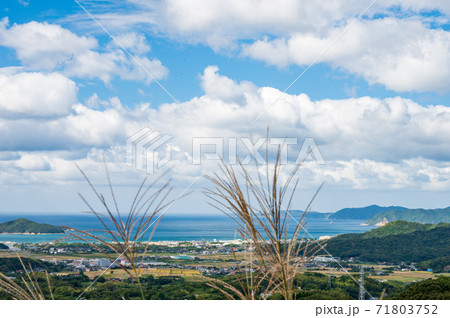 秋の川棚温泉と青空の日本海【山口県】 秋の川棚温泉と青空の日本海【山口県】 71803752