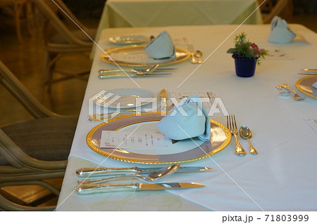 ホテルのレストラン① 71803999