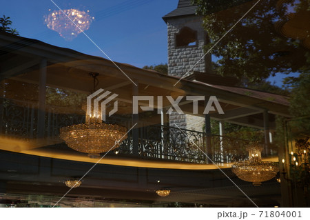 ガラス越しに見える式場の渡り廊下。 71804001