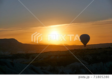 Hot air balloons at sunrise in Cappadocia, Turkey 71805280