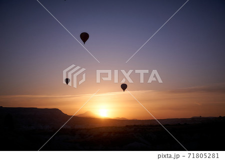 Hot air balloons at sunrise in Cappadocia, Turkey 71805281