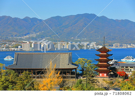 【広島県】晴天下の宮島の眺望（厳島神社） 71808062