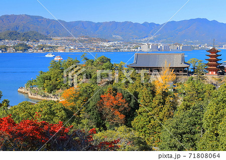 【広島県】晴天下の宮島の眺望(厳島神社) 【広島県】晴天下の宮島の眺望(厳島神社) 71808064
