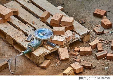 Brick House Construction, Cutting bricks 71810290