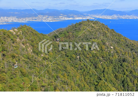 【広島県】晴天下の宮島ロープウェイ 71811052