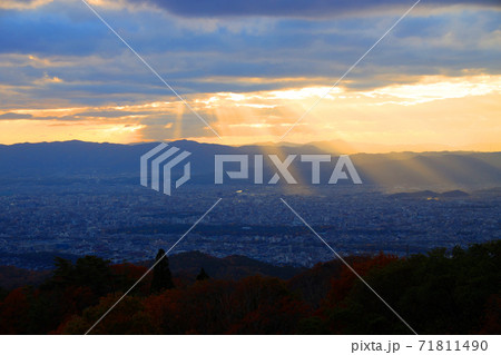 滋賀県大津市の比叡山ドライブウェイ展望台から眺める夕景、日没、オレンジ色、夕焼け【11月】 71811490