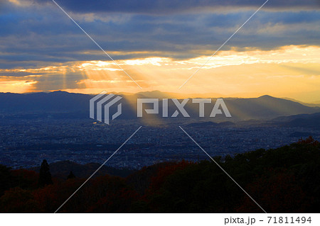 滋賀県大津市の比叡山ドライブウェイ展望台から眺める夕景、日没、オレンジ色、夕焼け【11月】 滋賀県大津市の比叡山ドライブウェイ展望台から眺める夕景、日没、オレンジ色、夕焼け【11月】 71811494