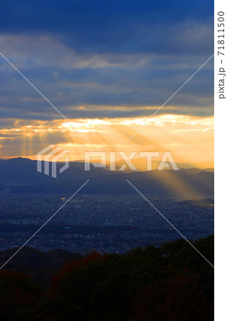 滋賀県大津市の比叡山ドライブウェイ展望台から眺める夕景、日没、オレンジ色、夕焼け【11月】 滋賀県大津市の比叡山ドライブウェイ展望台から眺める夕景、日没、オレンジ色、夕焼け【11月】 71811500