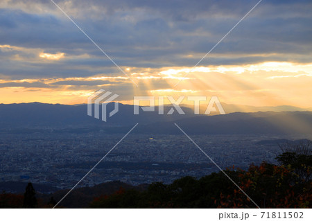 滋賀県大津市の比叡山ドライブウェイ展望台から眺める夕景、日没、オレンジ色、夕焼け【11月】 滋賀県大津市の比叡山ドライブウェイ展望台から眺める夕景、日没、オレンジ色、夕焼け【11月】 71811502