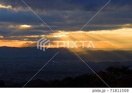 滋賀県大津市の比叡山ドライブウェイ展望台から眺める夕景、日没、オレンジ色、夕焼け【11月】 滋賀県大津市の比叡山ドライブウェイ展望台から眺める夕景、日没、オレンジ色、夕焼け【11月】 71811509