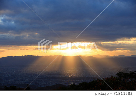 滋賀県大津市の比叡山ドライブウェイ展望台から眺める夕景、日没、オレンジ色、夕焼け【11月】 滋賀県大津市の比叡山ドライブウェイ展望台から眺める夕景、日没、オレンジ色、夕焼け【11月】 71811582