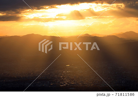 滋賀県大津市の比叡山ドライブウェイ展望台から眺める夕景、日没、オレンジ色、夕焼け【11月】 滋賀県大津市の比叡山ドライブウェイ展望台から眺める夕景、日没、オレンジ色、夕焼け【11月】 71811586