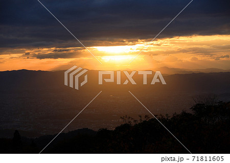 滋賀県大津市の比叡山ドライブウェイ展望台から眺める夕景、日没、オレンジ色、夕焼け【11月】 71811605
