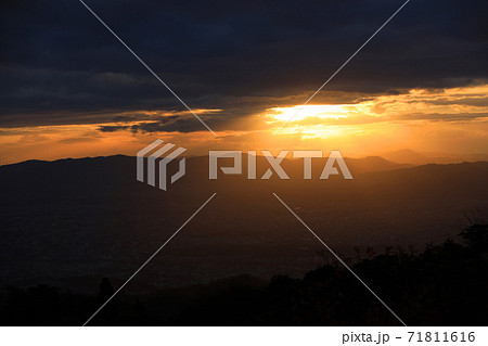 滋賀県大津市の比叡山ドライブウェイ展望台から眺める夕景、日没、オレンジ色、夕焼け【11月】 71811616