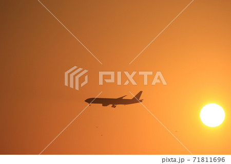 飛行機と夕日 飛行機と夕日 71811696