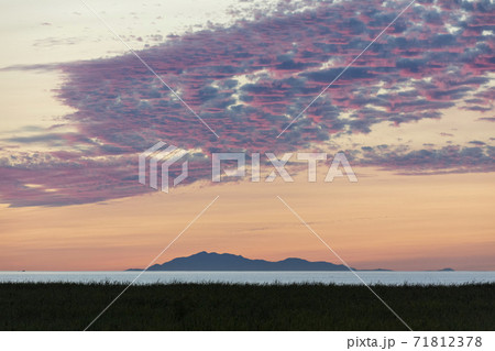 Beach sunset with crimson clouds 71812378