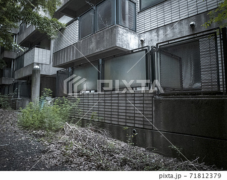 誰も住まなくなった廃墟賃貸マンション 71812379