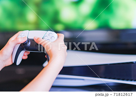 ゲーム　コントローラで遊ぶティーンエイジャー　【eスポーツ】 71812617