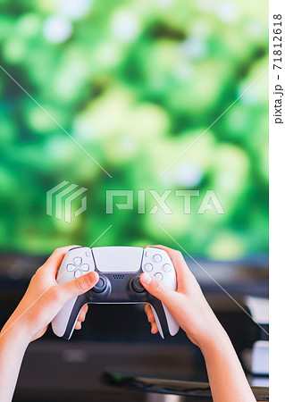 ゲーム コントローラで遊ぶティーンエイジャー 【eスポーツ】 ゲーム コントローラで遊ぶティーンエイジャー 【eスポーツ】 71812618