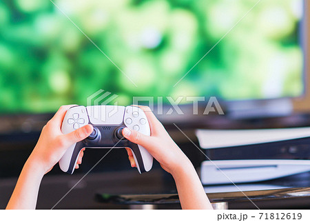 ゲーム コントローラで遊ぶティーンエイジャー 【eスポーツ】 ゲーム コントローラで遊ぶティーンエイジャー 【eスポーツ】 71812619