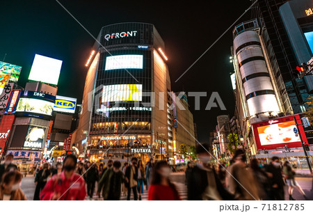 日本の東京都市景観 コロナ禍の東京・渋谷。マスク姿の人たちで溢れた(全国で連日感染者が増加…) 日本の東京都市景観 コロナ禍の東京・渋谷。マスク姿の人たちで溢れた(全国で連日感染者が増加…) 71812785