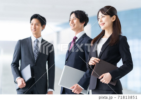 ビジネス　会議　ビジネスマン　オフィス 71813851