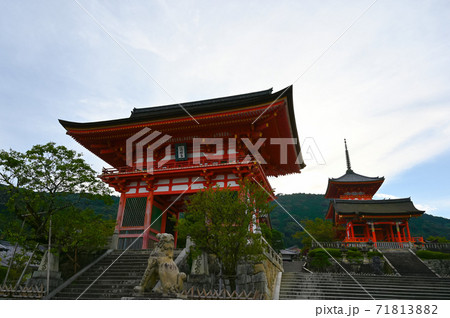 清水寺　仁王門と三重塔と西門 71813882