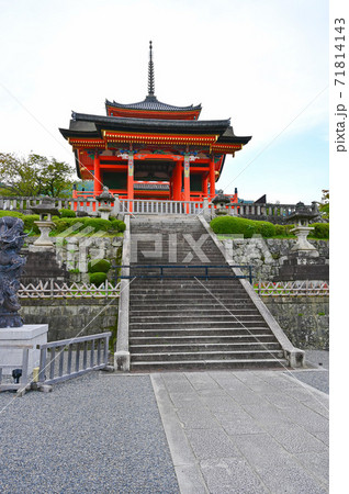 清水寺 三重塔と西門 清水寺 三重塔と西門 71814143