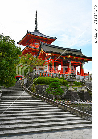 清水寺　三重塔と西門 71814145