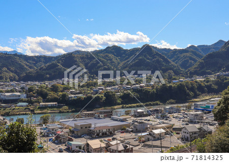 上野原の街並み(山梨県上野原市) 上野原の街並み(山梨県上野原市) 71814325