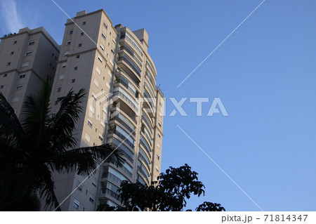 サンパウロの高級マンションと青空 ブラジル サンパウロの高級マンションと青空 ブラジル 71814347