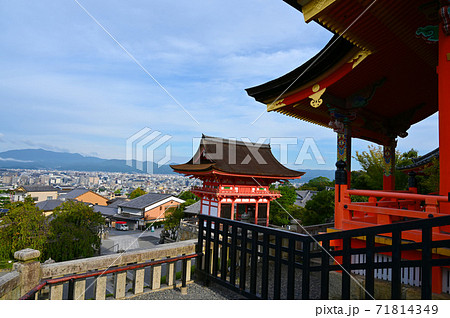 清水寺　仁王門と眺め 71814349