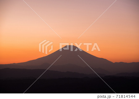 シルエットになった日没後の富士山の写真素材