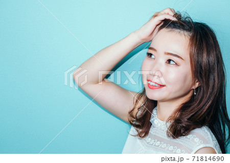 水色の壁の前にいる女性 水色の壁の前にいる女性 71814690