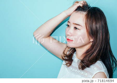 水色の壁の前にいる女性 水色の壁の前にいる女性 71814694