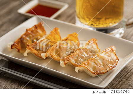 餃子　ビール 71814746
