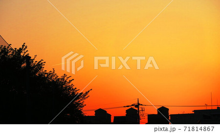 夕暮れの街の風景 71814867