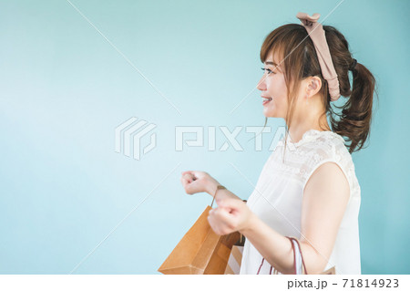 買い物・ショッピングする女性 買い物・ショッピングする女性 71814923