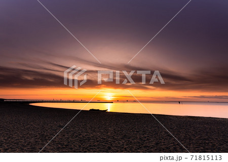 城南島海浜公園の朝日 71815113