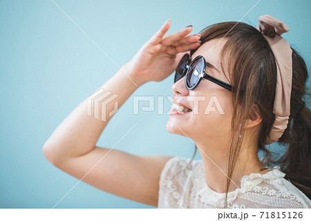 サングラスをかけた女性 71815126