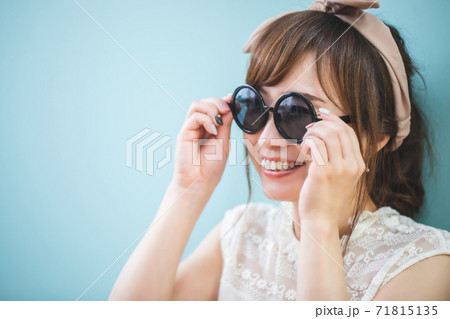 サングラスをかけた女性 71815135