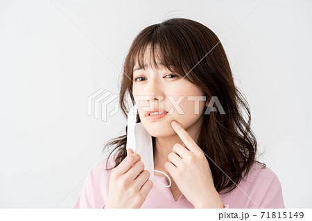 マスクによる肌トラブルで悩む若い女性 71815149