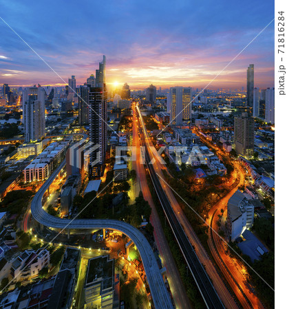 View point of Bangkok city with chao phraya river 71816284