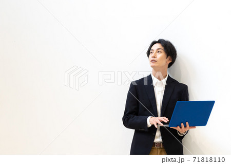 パソコンを使う男性　白バックイメージ 71818110