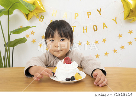 3歳の子どもの誕生日会と手作りバースデーケーキの写真素材