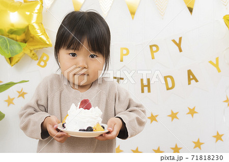 3歳の子どもの誕生日会と手作りバースデーケーキの写真素材