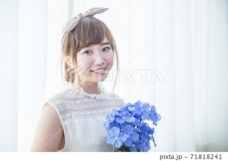 紫陽花のブーケを持つ笑顔の女性の写真素材