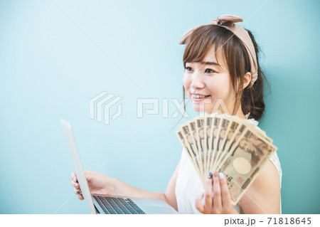 ノートパソコンを使う女性 ノートパソコンを使う女性 71818645