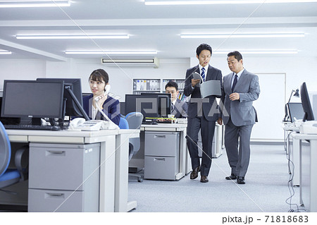 上司と話すビジネスマン 上司と話すビジネスマン 71818683