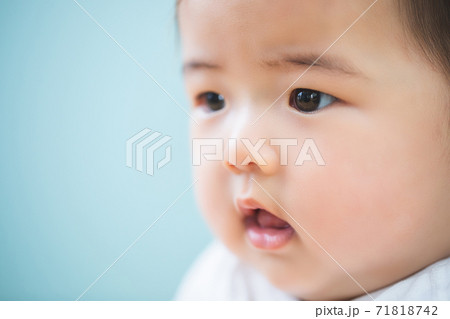 水色の壁にいる赤ちゃん 水色の壁にいる赤ちゃん 71818742